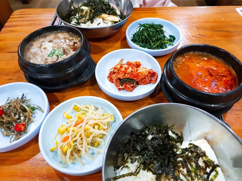 Traditional-and-Modern-Korean-Breakfast-Restaurant-Samsam-Ttukbaegi-2